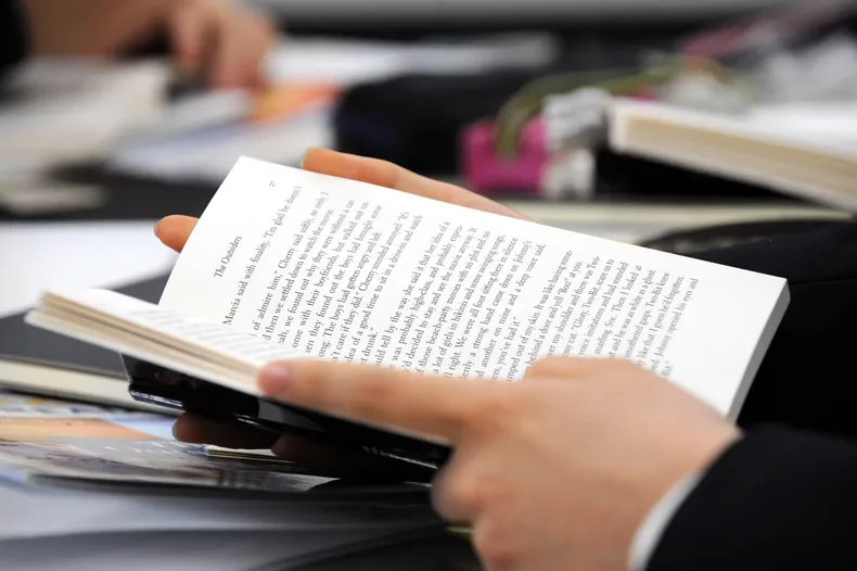 英語の小説を読む生徒