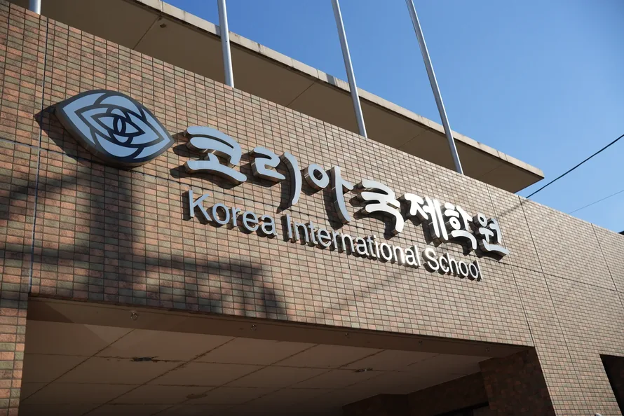 校舎の校名看板