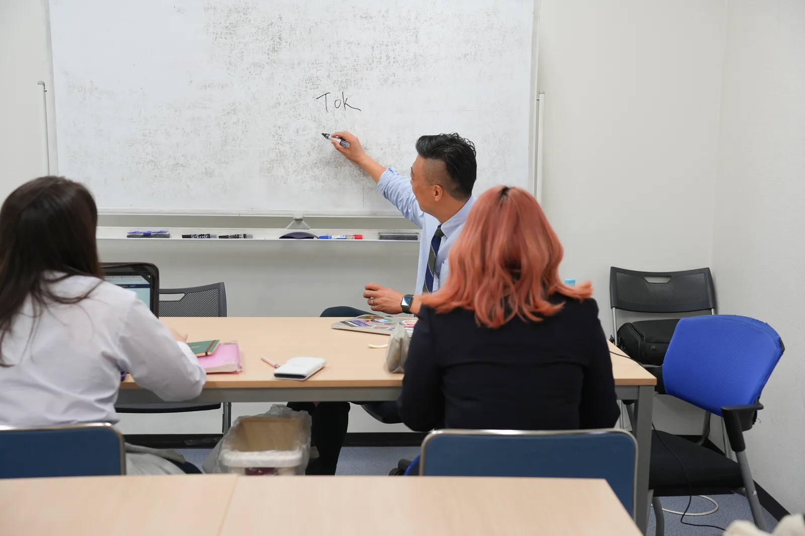 図書室で学ぶ生徒