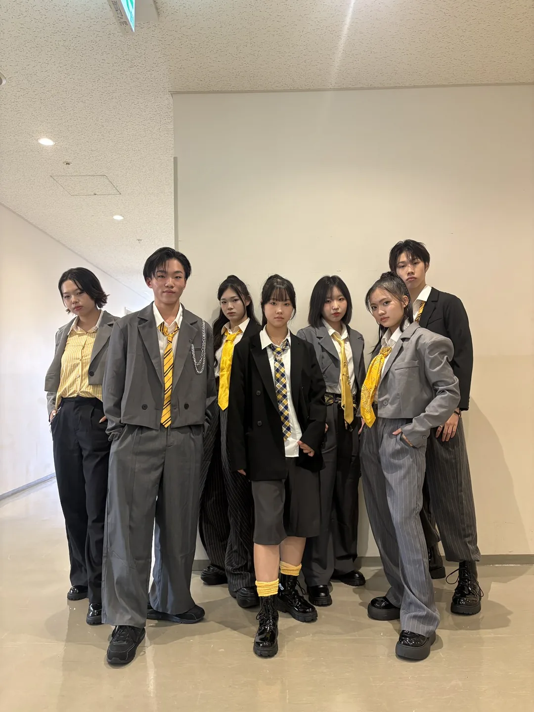 会場の廊下で並ぶ UN7TY