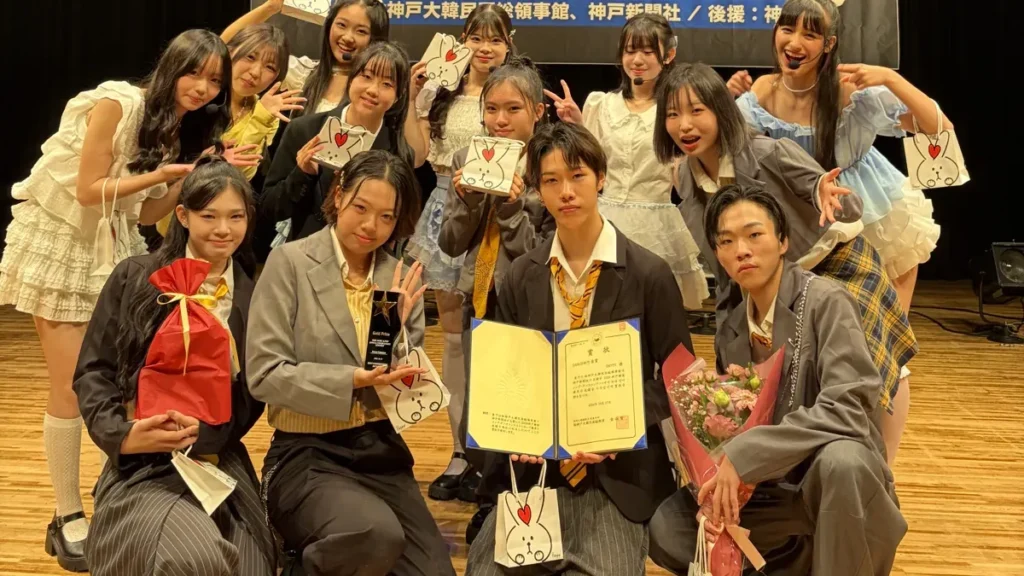 表彰のあと、賞状とトロフィーを手にした UN7TY と rayss